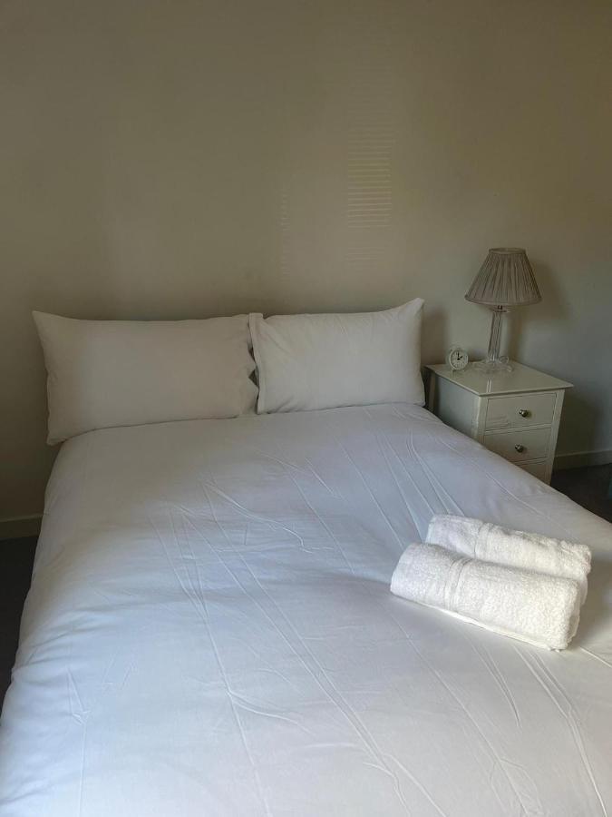 Pass The Keys Lovely 2bedroom Flat With Balcony Appartement *